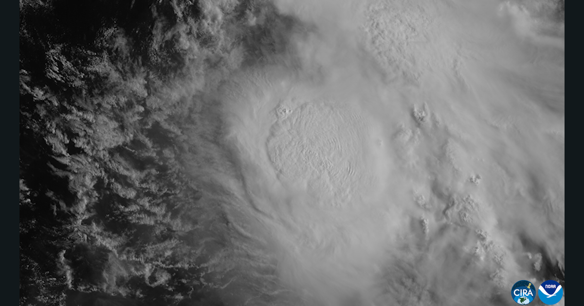 Norbert dans le Pacifique oriental vu par GOES-18 le 10 septembre 2026, avec ses bandes nuageuses en spirale.